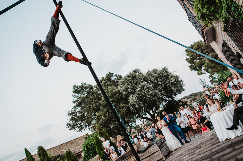 Trapecista haciendo espectáculo durante el coctctail con los novios delante