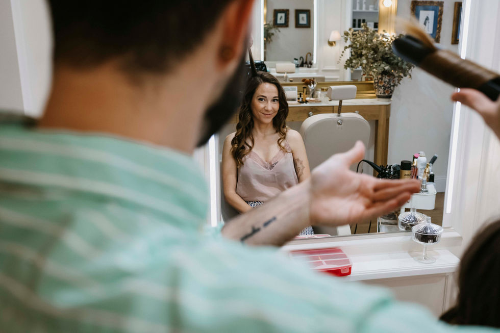 Novia se prepara maquillaje y peluquería