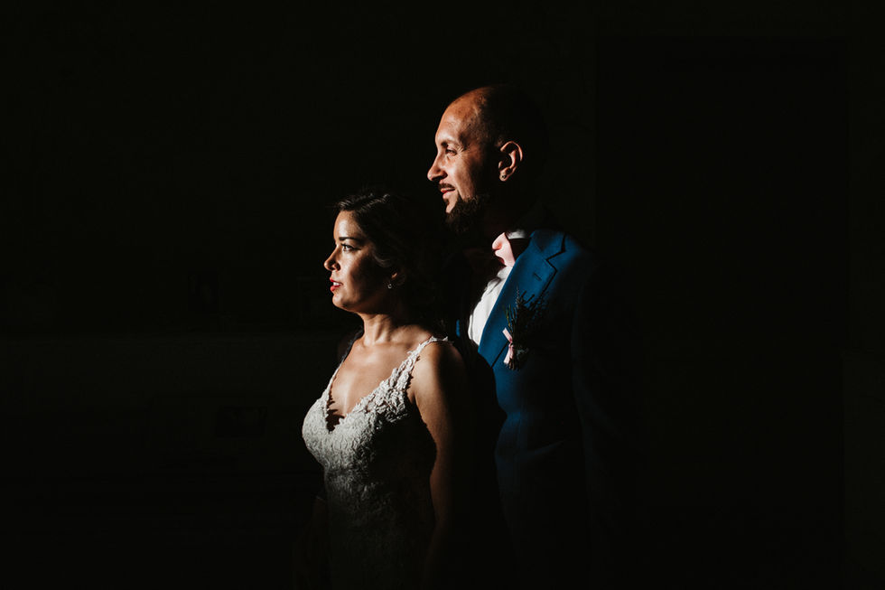 Pareja posando en la sesión de fotos después de la boda