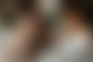 Novia vistiendose antes de la boda ayudada por su madre