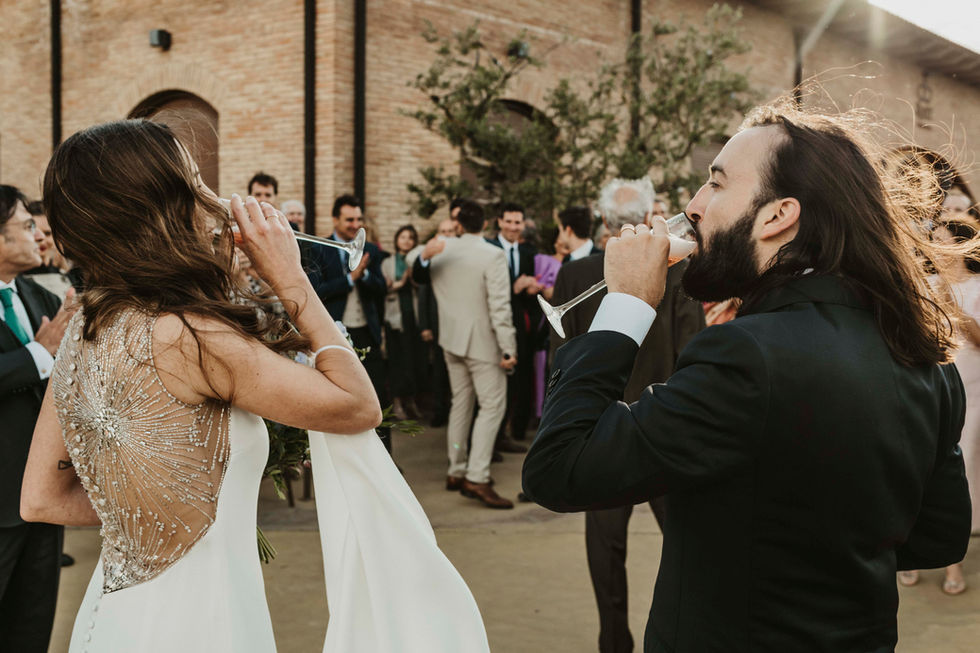 novios birndando despues de la ceremonia