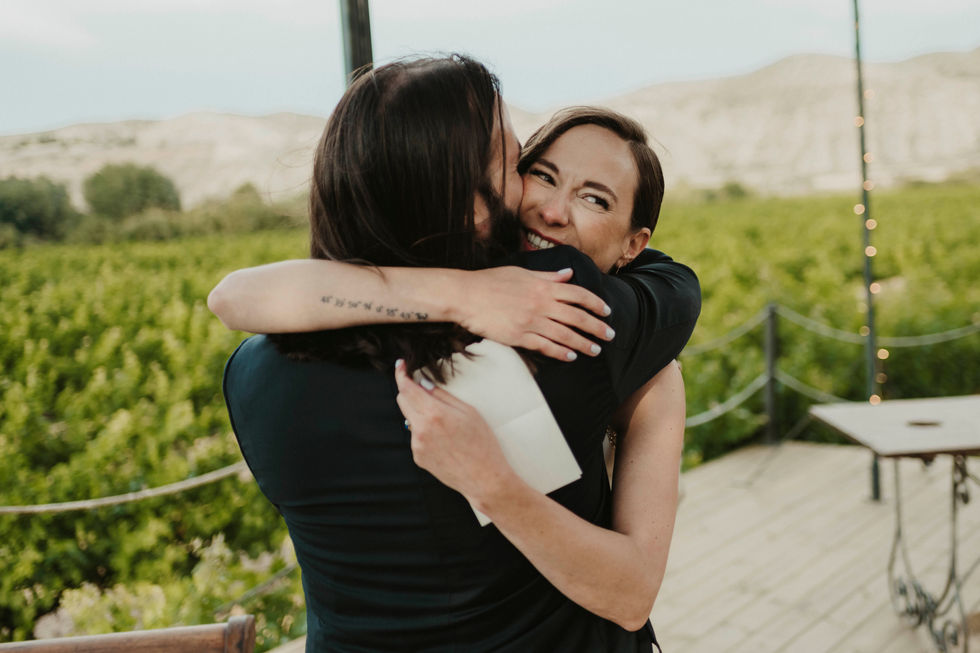 Pareja abrazándose en el altar de la boda