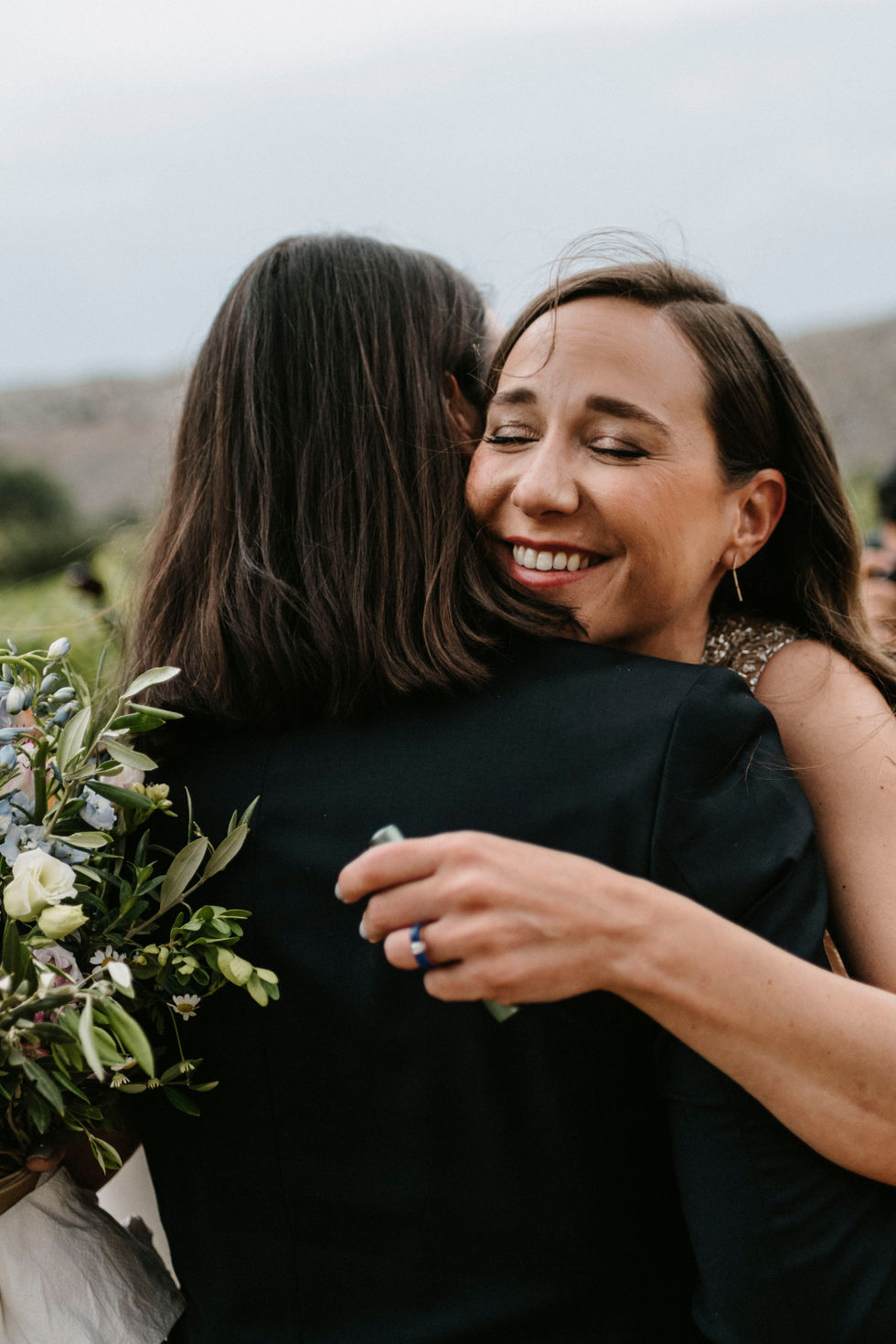 Pareja se abraza