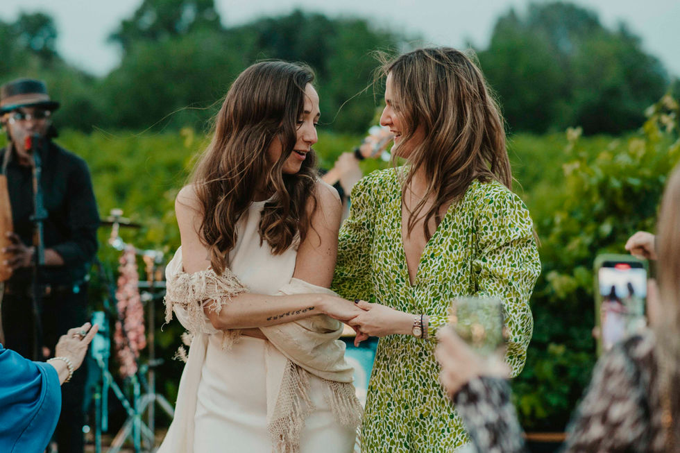 Novios divirtiéndose en el cocktail de la boda