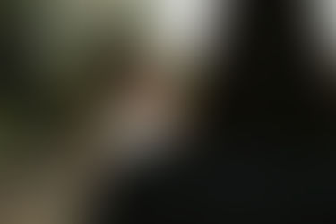 Novia escribe sus votos al novio antes de la boda