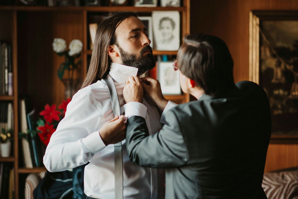 Novio vistiéndose antes de la boda