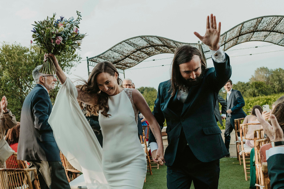salida de los novios en la ceremonia