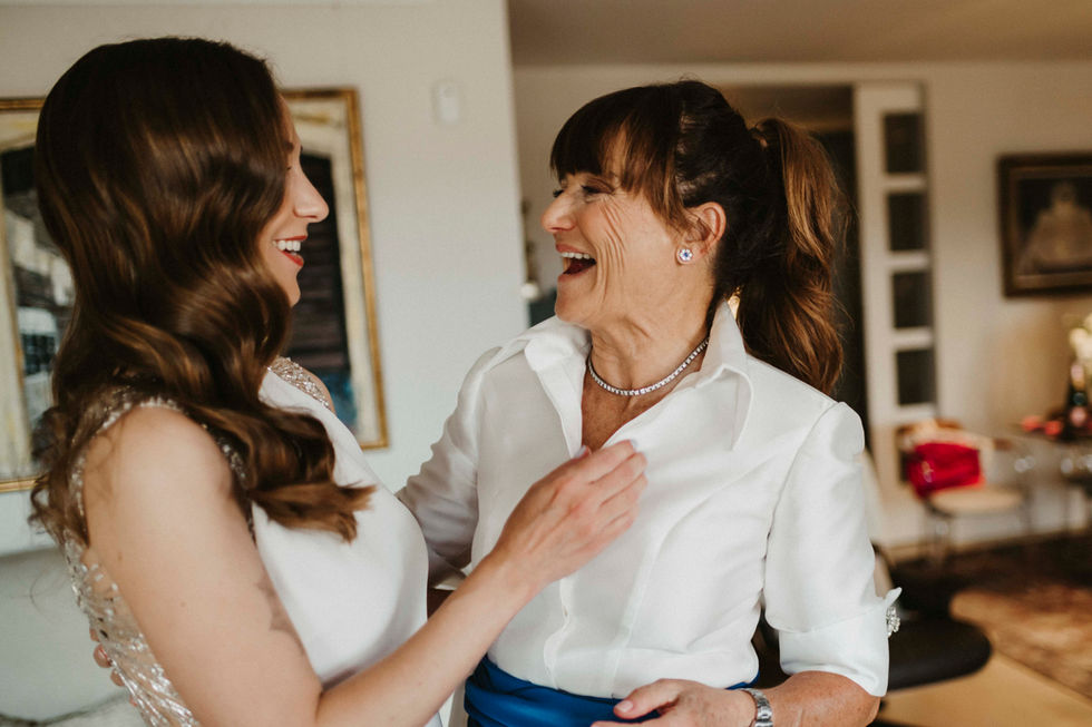 Novia y madre ríen antes de la boda