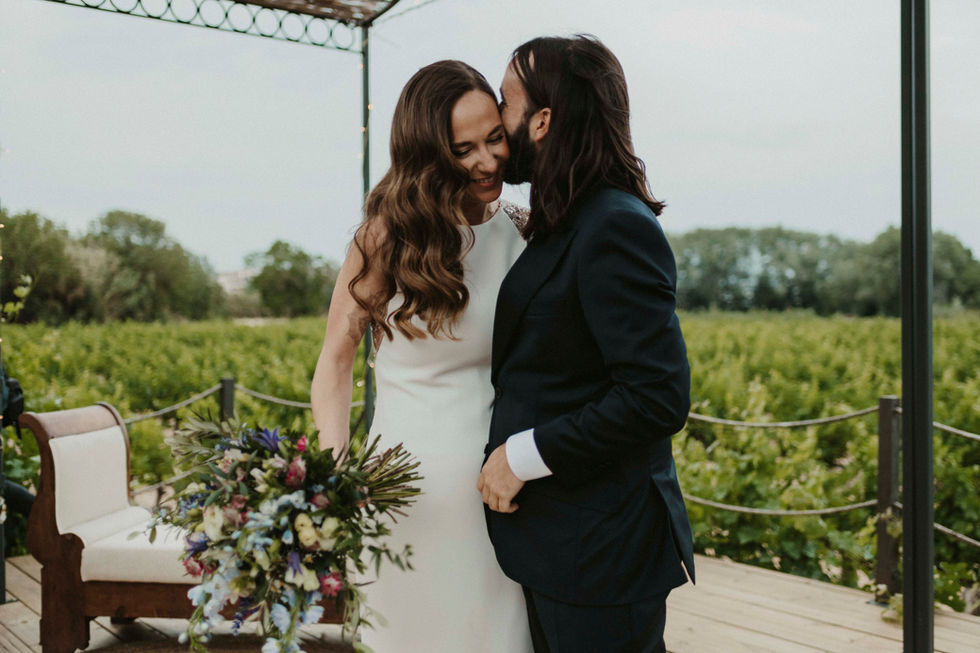 Novio y novia se encuentran en el altar