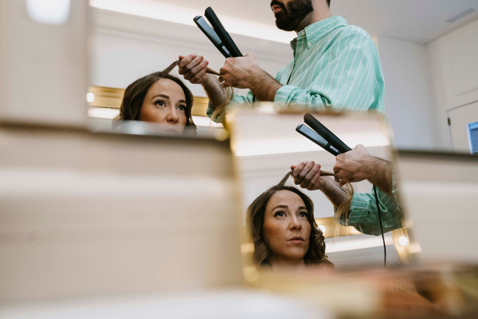 Novia se prepara maquillaje y peluquería