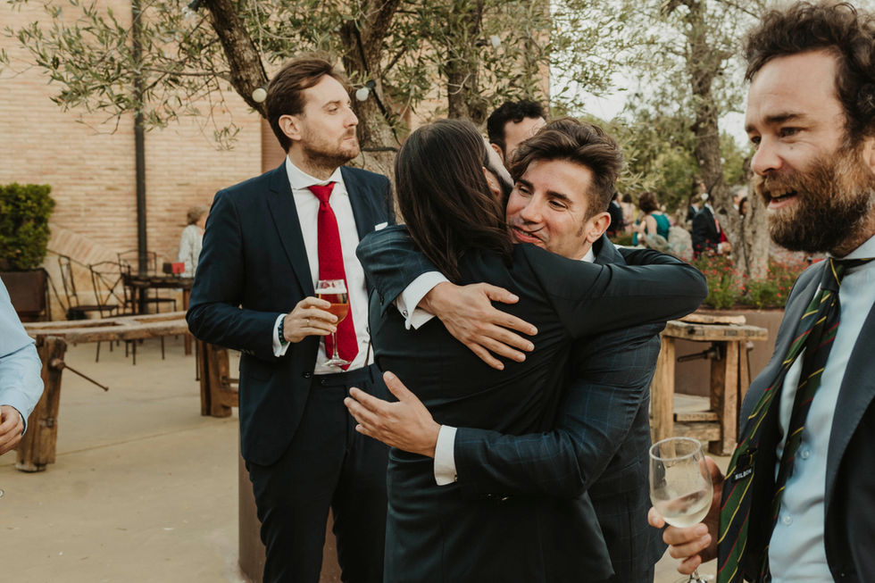 Novios divirtiéndose en el cocktail de la boda