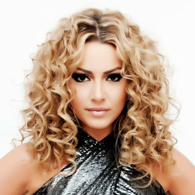 coiffure-2015-printemps-été-cheveux-bouclés-blonds3