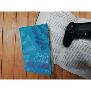 Dos chicos besándose