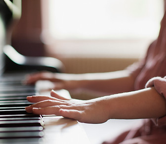 Fille pratiquant le piano