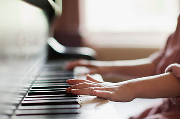 Ragazza che pratica il pianoforte