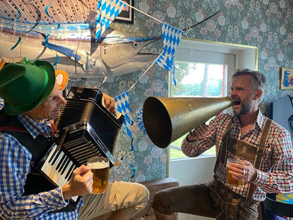 Oktoberfestklädda glada män