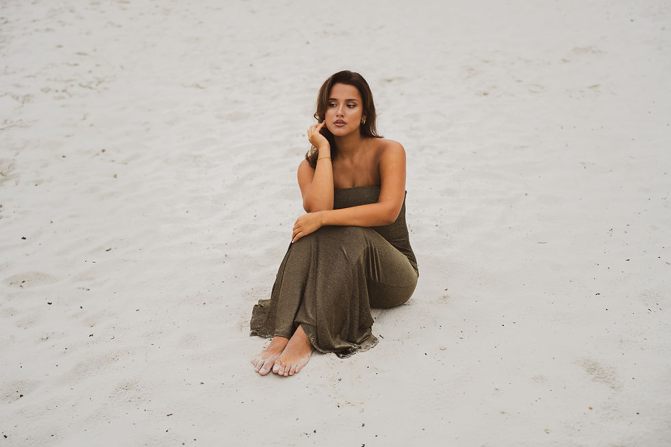 Dame geposeerd in het zand