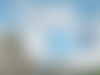 ドルマークとAIホログラムが浮かぶ未来都市。円安時代にドルで稼ぐイメージ。