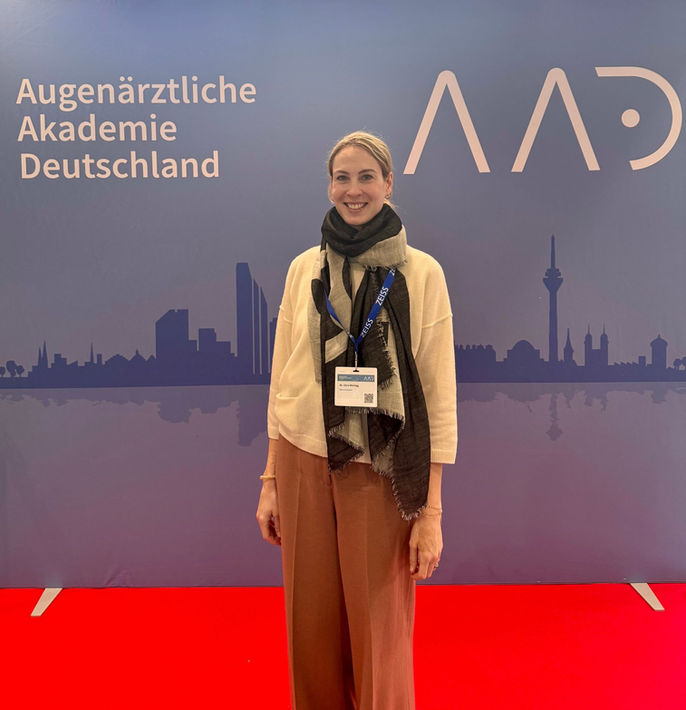 Augenärztin Dr. Clara Wernigg bei augenärztlicher Fortbildung