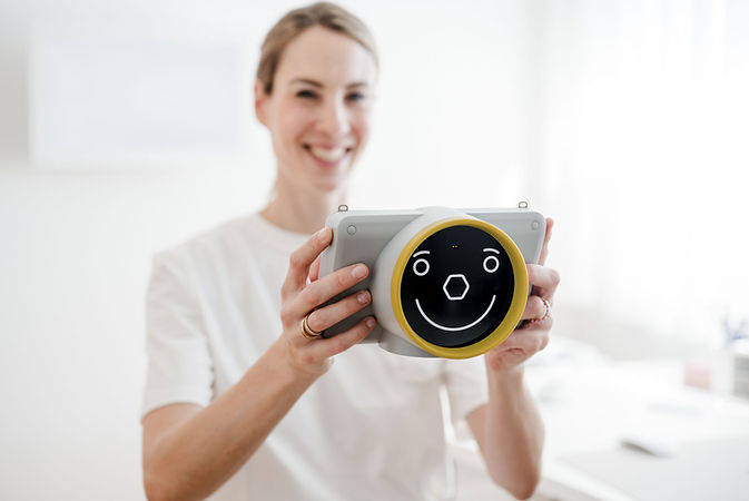 Kinderaugenuntersuchung bei Augenärztin Dr. Clara Wernigg in Maria Enzersdorf mit spielerischem Sehtestgerät