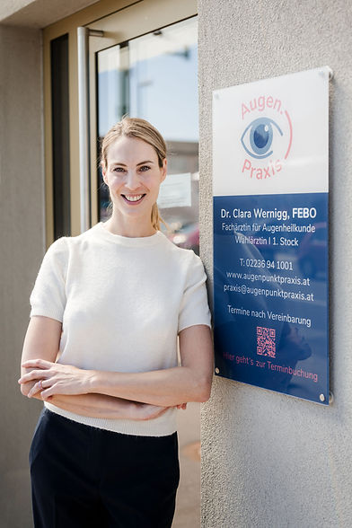 Dr. Clara Wernigg vor der Augenpunkt Praxis in Maria Enzersdorf