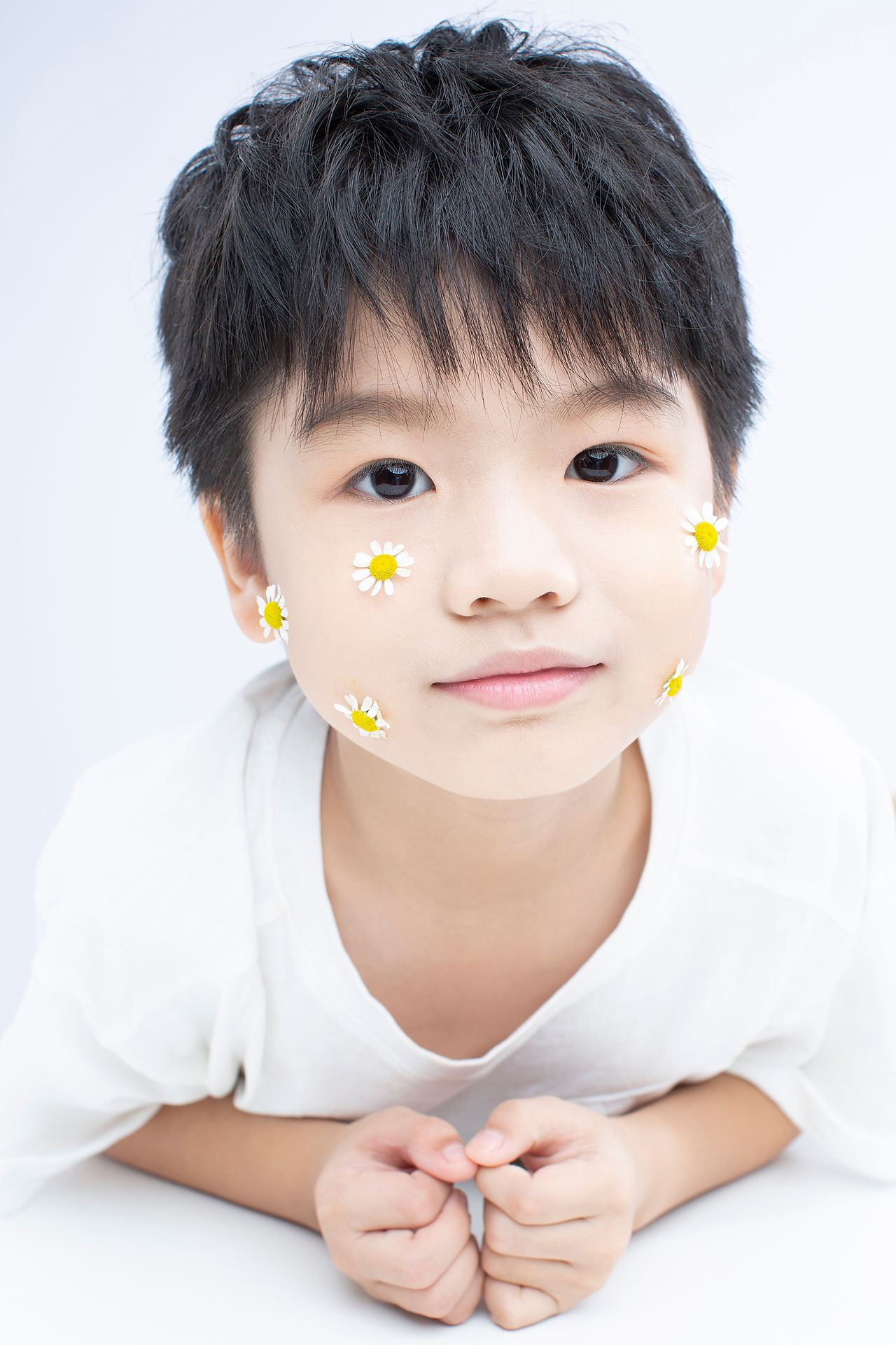 仔仔囡囡 - 花花造型︱花花主題 - 日系︱兒童造型攝影 - 年輕男孩的臉上裝飾著黃色花朵，在蘑菇工作室 (mushroomen studio)拍攝