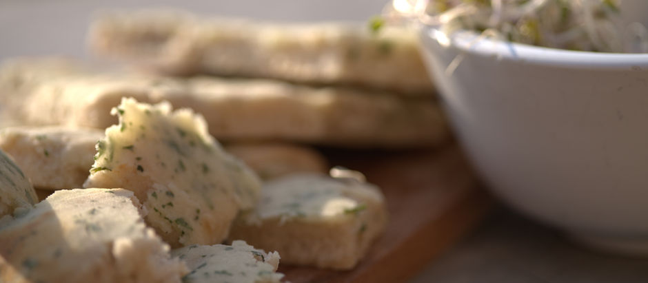 Dinkel-Fladenbrot mit Kräuterkruste