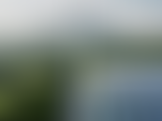 Cidade sustentável com painel solar, área verde, prédios e usina eólica