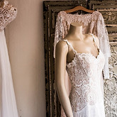 Vestido de novia en el maniquí sin cabeza