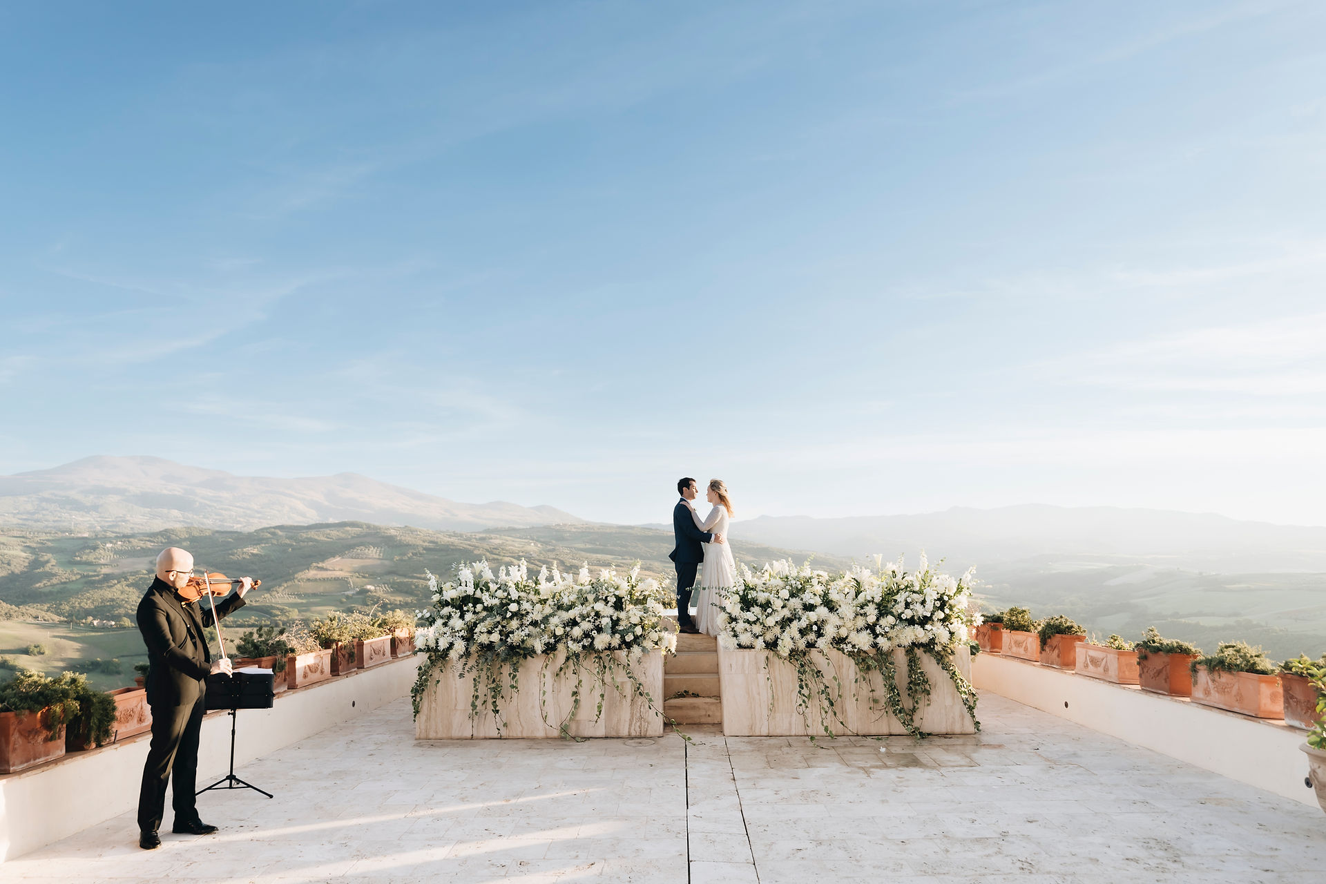 Castello di Velona Sposi su terrazza con fiori, vista panoramica in Toscana