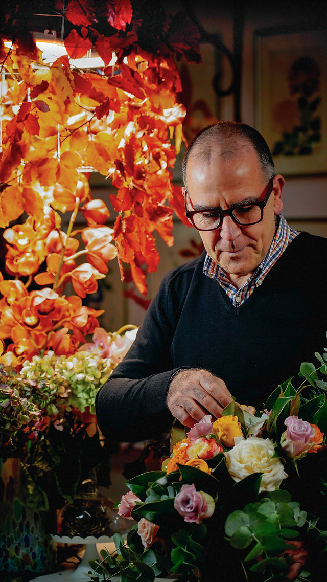 Ezio De Angelis Artigiano flower designer a Firenze compone un bouquet.