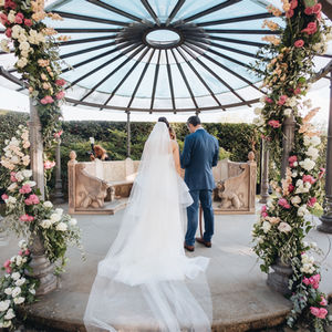 Decorazione floreale della cerimonia di un matrimonio a Villa Olmi Firenze