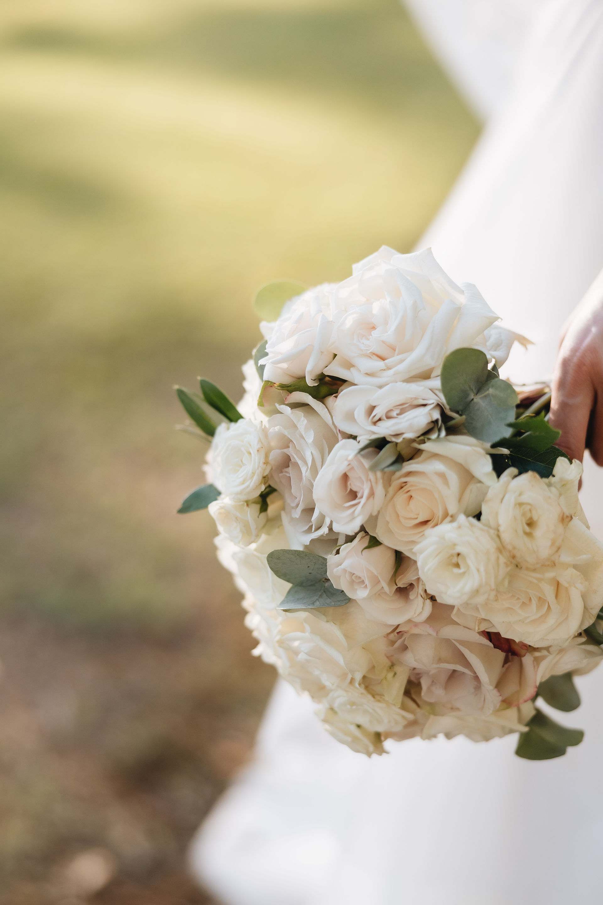 Mazzo nuziale bianco per un matrimonio in Toscana.