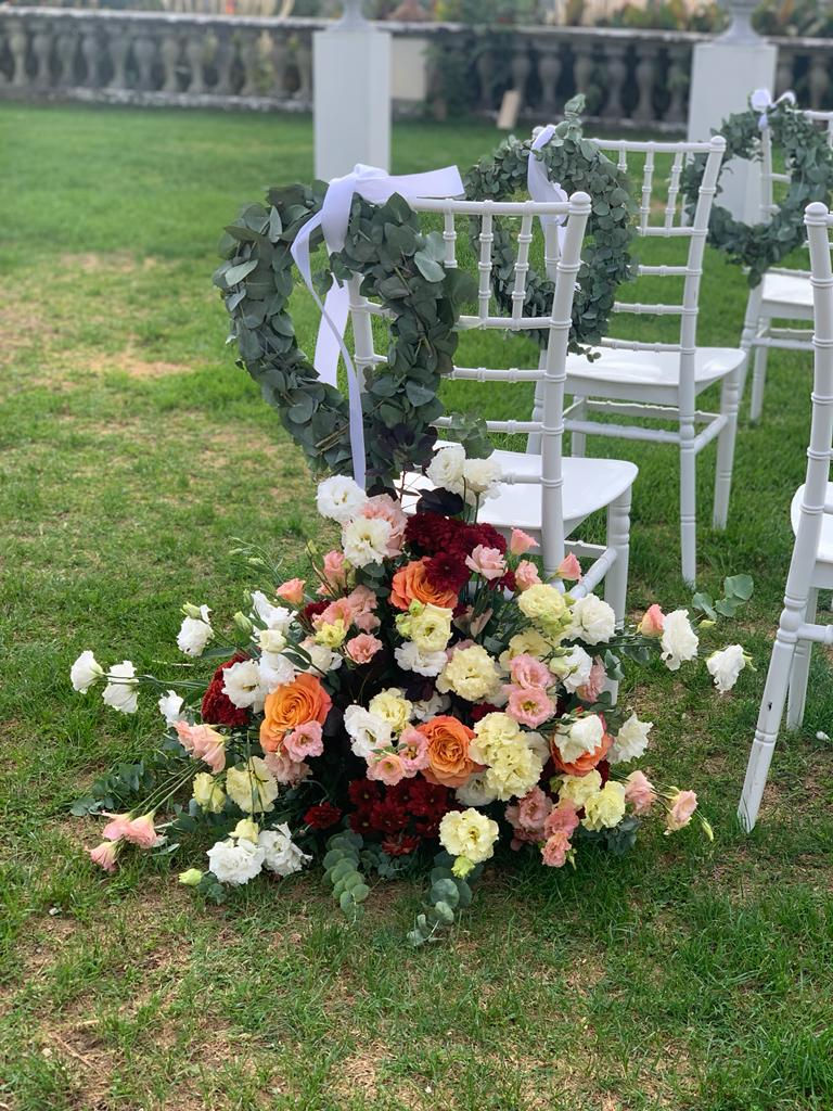 Composizione floreale con rose bianche e ortensie verdi per cerimonia a Villa Medicea di Artimino
