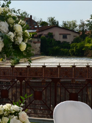 Decorazioni floreali romantiche per cerimonia sul fiume Arno – Hotel Il Mulino Firenze