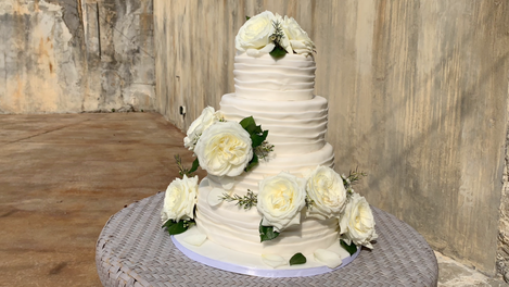 Decorazioni floreali romantiche per torta nuziale con rose bianche – Hotel Il Mulino Firenze