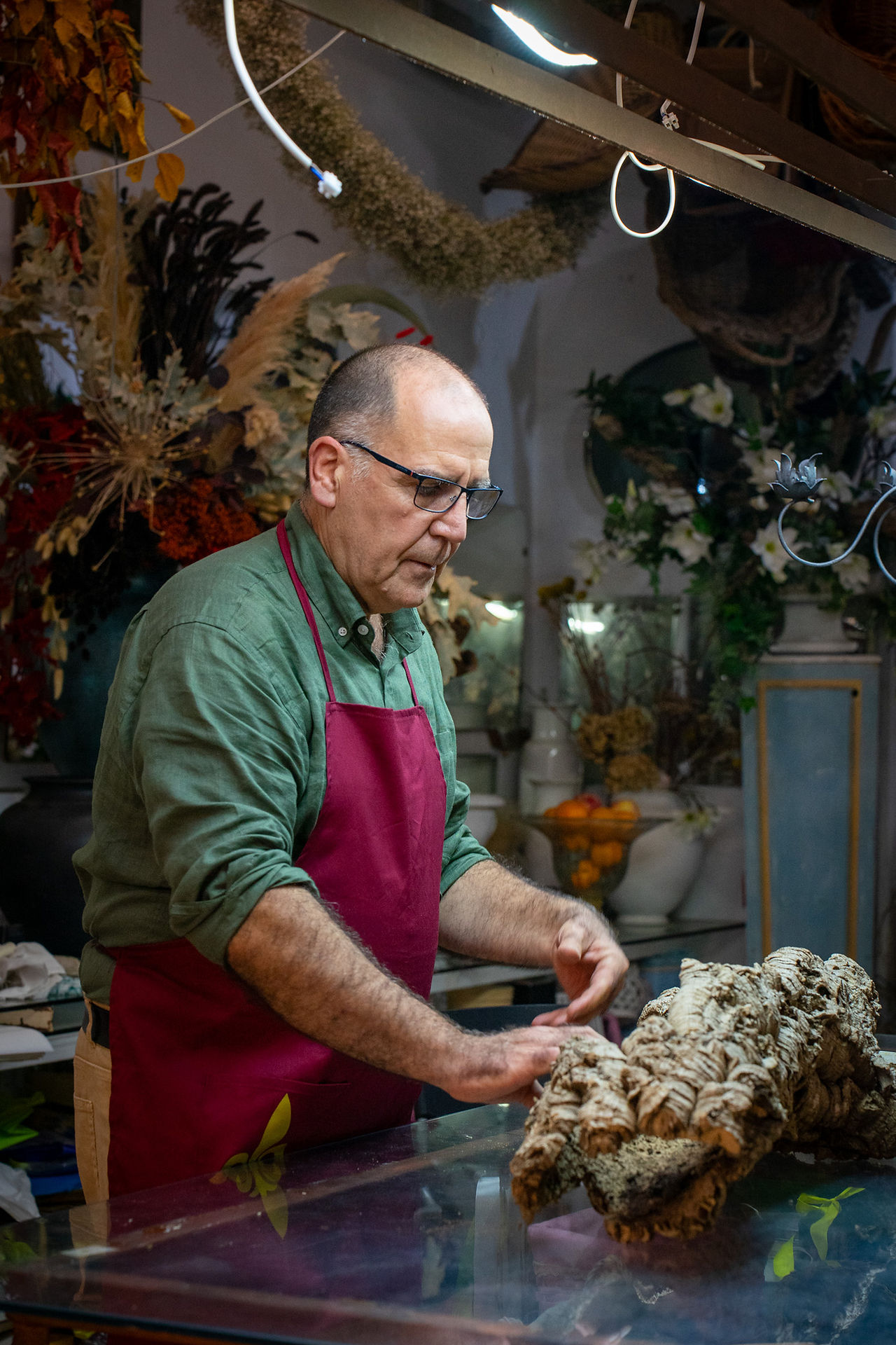 Ezio De Angelis Artigiano flower designer prepara fiori, Firenze