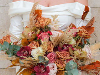 Bouquet da sposa autunnale con rose, orchidee cymbidium, foglie e pampa — realizzato da Ezio De Angelis, floral designer a Firenze