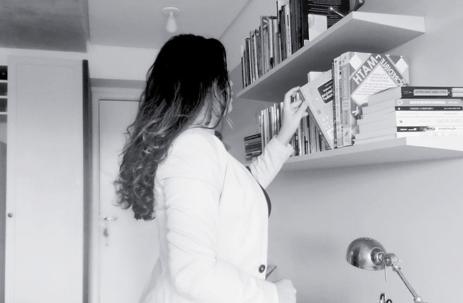 Rozelma França na biblioteca