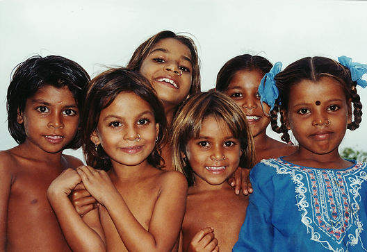 grupo orfanato india.jpg