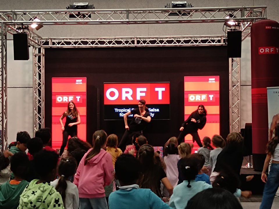 Tanzlehrerin Heike beim Warm-up Salsa for Teens auf der ORF Bühne