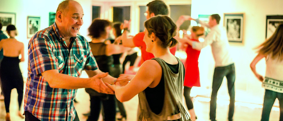 Tanzpaar beim gemeinsamen Salsa-Tanzen in entspannter Atmosphäre