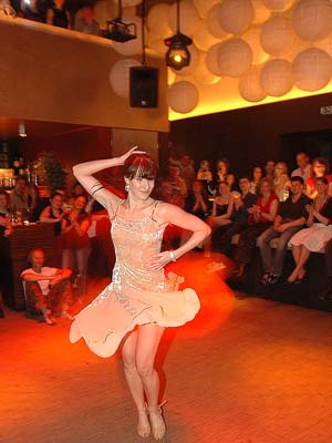 Heike beim Salsa Showauftritt in München 2004 – Beginn der Tropical Swing Geschichte