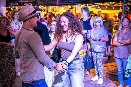 Tanzpaar beim Social Dance in der Tropical Swing Community