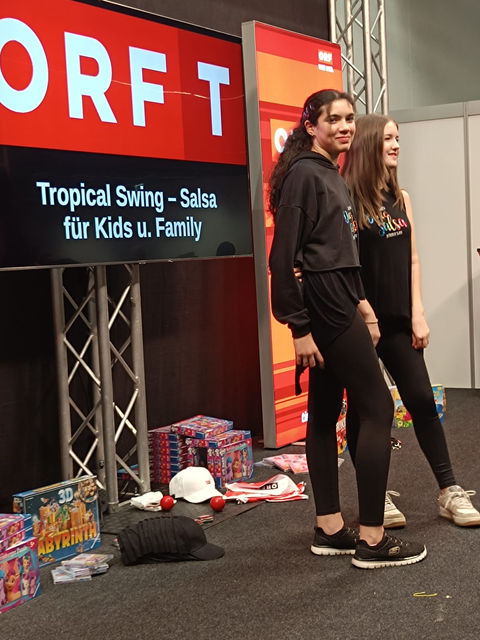 Tanzlehrerin Heike beim Salsa for kids auf der ORF Bühne