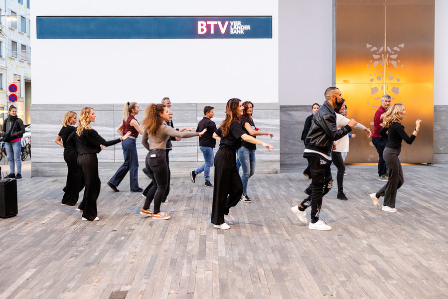 Salsa Tanzveranstaltung mit vielen Teilnehmern in Innsbruck