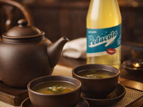 Schalen mit Grüntee, im Hintergrund eine Flasche Pedacola Bio-Sirup