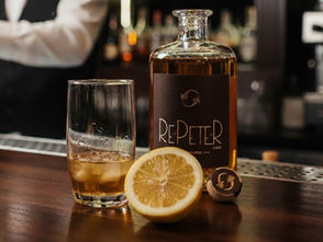 Flasche RePeter mit Glas und Zitrone