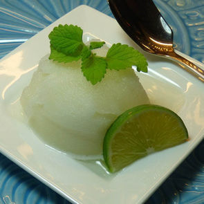 Sorbet auf Teller mit Limettenscheibe