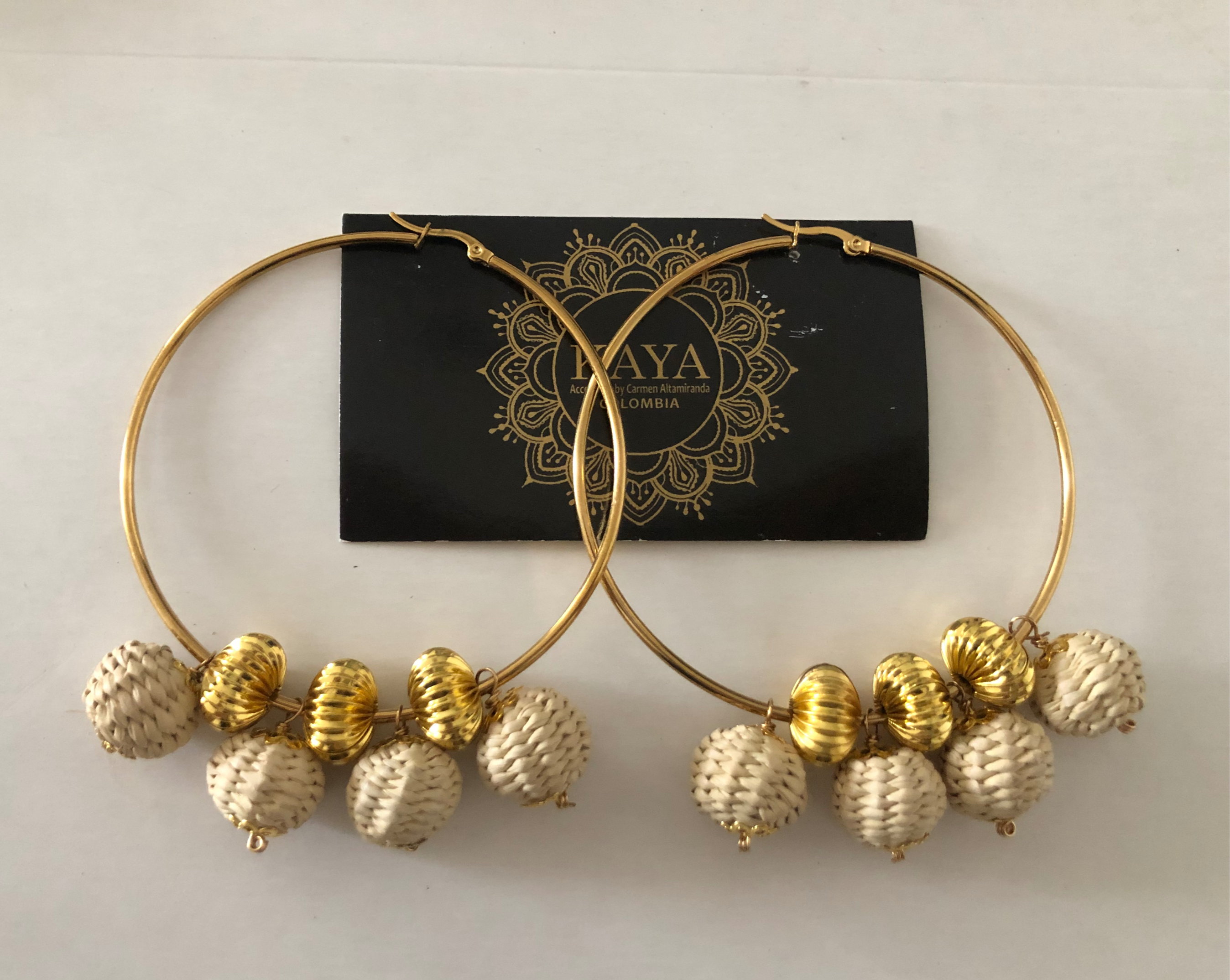 Argollas en acero con apliques en palma de iraca natural